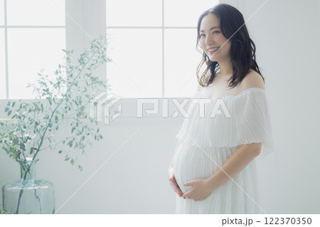窓際に立つ妊婦 窓際に立つ妊婦 122370350