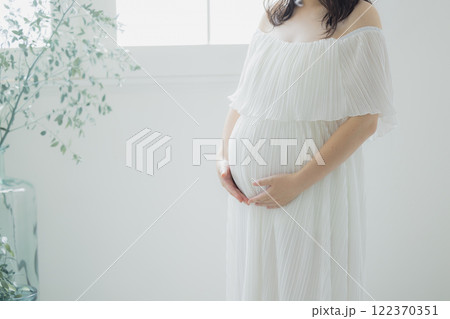 窓際に立つ妊婦 122370351