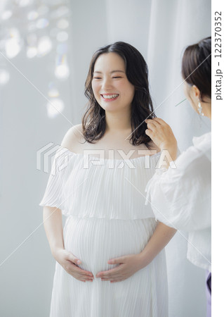 窓際に立つ妊婦 122370352