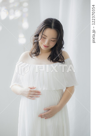 窓際に立つ妊婦 窓際に立つ妊婦 122370354