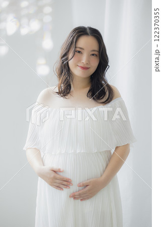 窓際に立つ妊婦 122370355