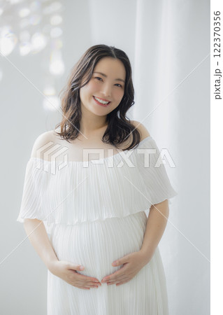 窓際に立つ妊婦 122370356