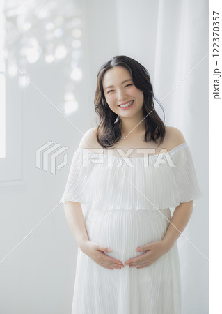 窓際に立つ妊婦 窓際に立つ妊婦 122370357