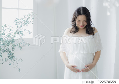窓際に立つ妊婦 窓際に立つ妊婦 122370359