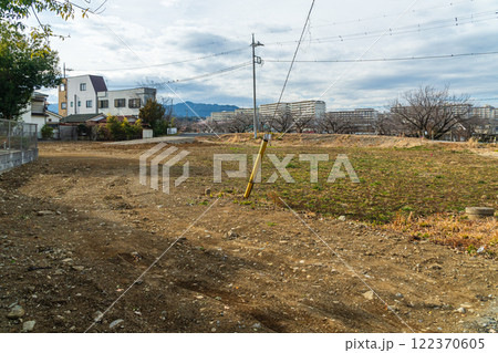 広い更地のある風景 広い更地のある風景 122370605