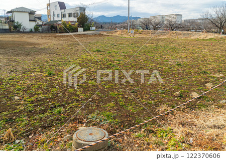 広い更地のある風景 広い更地のある風景 122370606