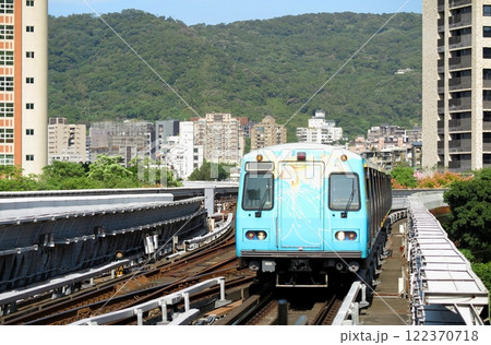 台湾のMRT新北投支線の車両(乗換えの淡水信義線北投駅へ進入する処)) 台湾のMRT新北投支線の車両(乗換えの淡水信義線北投駅へ進入する処)) 122370718