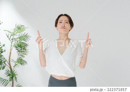 ヨガウェアをきた30代女性 122371857