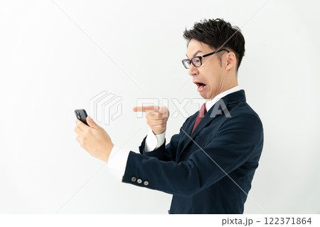スマホを見るビジネスマン 122371864