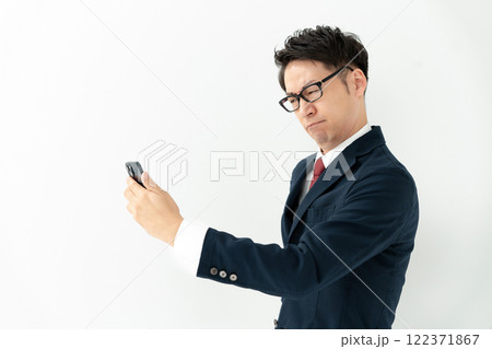 スマホを見るビジネスマン 122371867