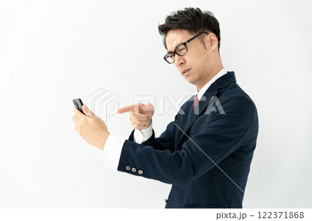 スマホを見るビジネスマン 122371868