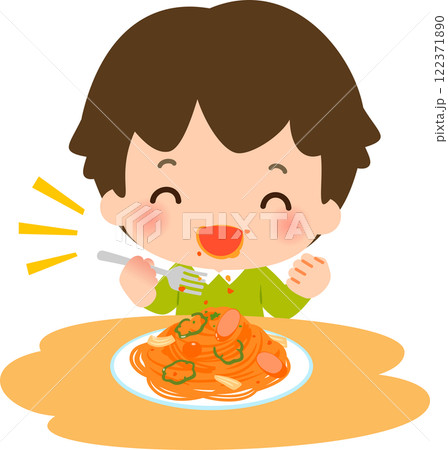 食事中に口元や服にソースが付いた男の子 122371890