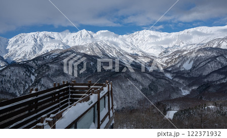 マウンテンハーバーから望む北アルプス　長野県白馬村 122371932
