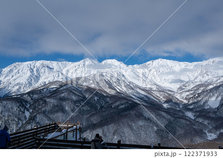 マウンテンハーバーから望む北アルプス　長野県白馬村 122371933