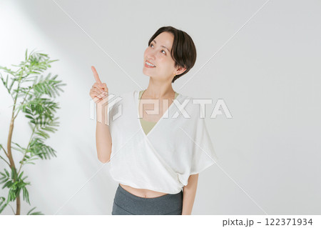 ヨガウェアをきた30代女性 122371934