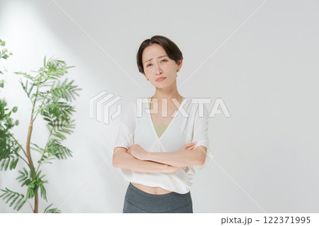 ヨガウェアをきて腕組みをする30代女性 ヨガウェアをきて腕組みをする30代女性 122371995