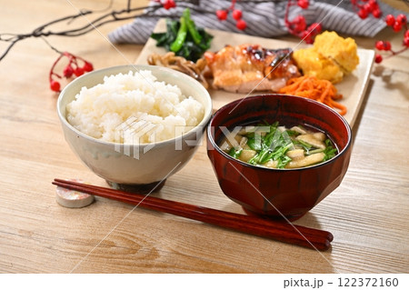 鶏の照焼やほうれん草炒めなどワンプレートおかずの和食イメージ。ご飯とお味噌汁も。 鶏の照焼やほうれん草炒めなどワンプレートおかずの和食イメージ。ご飯とお味噌汁も。 122372160