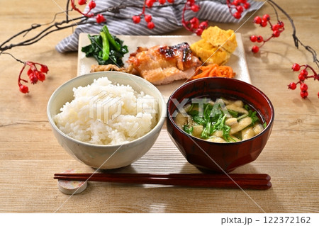 鶏の照焼やほうれん草炒めなどワンプレートおかずの和食イメージ。ご飯とお味噌汁も。 鶏の照焼やほうれん草炒めなどワンプレートおかずの和食イメージ。ご飯とお味噌汁も。 122372162