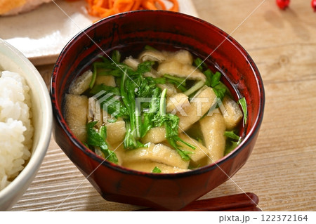 鶏の照焼やほうれん草炒めなどワンプレートおかずの和食イメージ。ご飯とお味噌汁も。 鶏の照焼やほうれん草炒めなどワンプレートおかずの和食イメージ。ご飯とお味噌汁も。 122372164