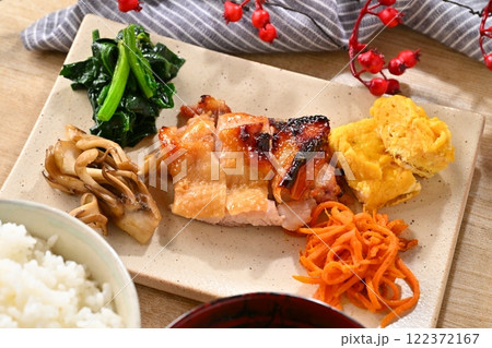 鶏の照焼やほうれん草炒めなどワンプレートおかずの和食イメージ。ご飯とお味噌汁も。 鶏の照焼やほうれん草炒めなどワンプレートおかずの和食イメージ。ご飯とお味噌汁も。 122372167