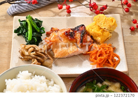 鶏の照焼やほうれん草炒めなどワンプレートおかずの和食イメージ。ご飯とお味噌汁も。 122372170