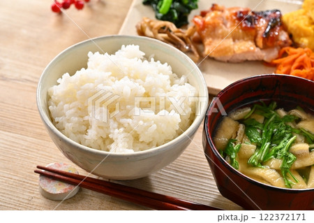 鶏の照焼やほうれん草炒めなどワンプレートおかずの和食イメージ。ご飯とお味噌汁も。 鶏の照焼やほうれん草炒めなどワンプレートおかずの和食イメージ。ご飯とお味噌汁も。 122372171