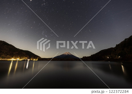 精進湖に映る逆さ紅座 122372284