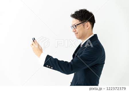 スマホを見て喜ぶビジネスマン 122372379
