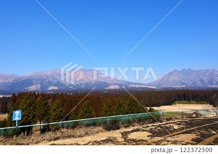 早春の阿蘇根子岳と高岳 122372500