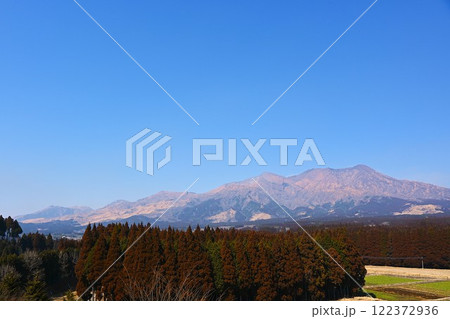 早春の阿蘇高岳 122372936