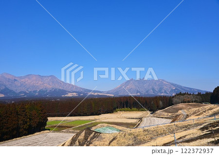 早春の阿蘇高岳と根子岳 早春の阿蘇高岳と根子岳 122372937