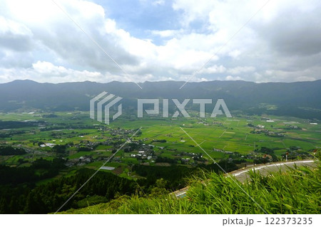阿蘇登山道路から臨む南外輪山と南阿蘇のカルデラ 阿蘇登山道路から臨む南外輪山と南阿蘇のカルデラ 122373235
