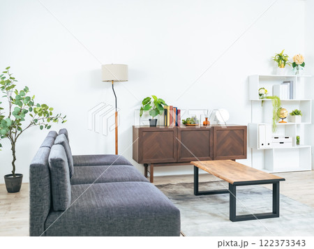 モダンなインテリアの無人のリビングルーム 122373343