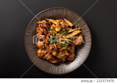 鶏肉とゴボウの照り焼き（鶏もも） 122373476