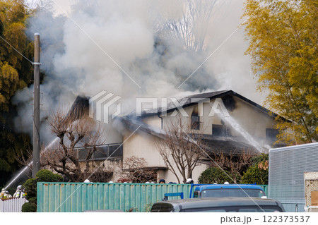 住宅火災の消火作業、消防士と放水 住宅火災の消火作業、消防士と放水 122373537