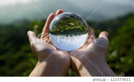 手の上の水晶 122373611