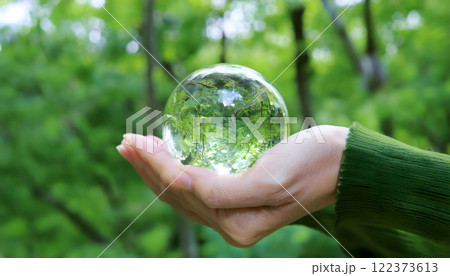 手の上の水晶 122373613