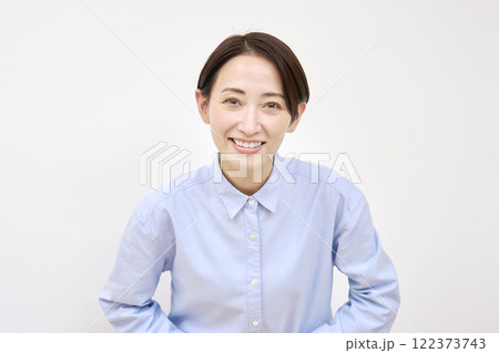 お辞儀する女性 白背景 カメラ目線 お辞儀する女性 白背景 カメラ目線 122373743