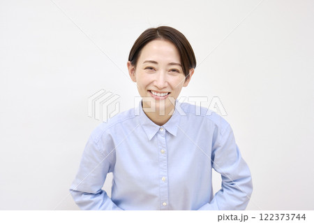 お辞儀する女性 白背景 カメラ目線 お辞儀する女性 白背景 カメラ目線 122373744