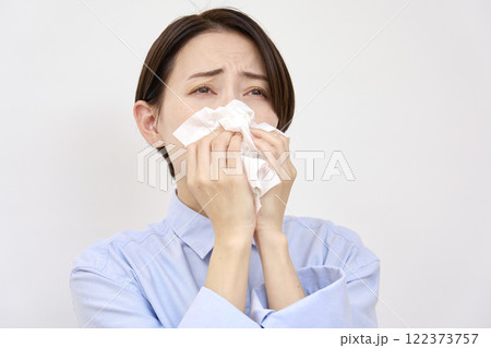 鼻をかむ女性　白背景 122373757