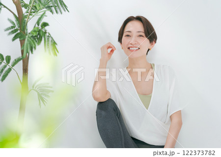 ヨガウェアをきた30代女性 ヨガウェアをきた30代女性 122373782