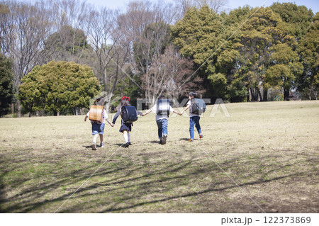 通学する1年生5人 122373869