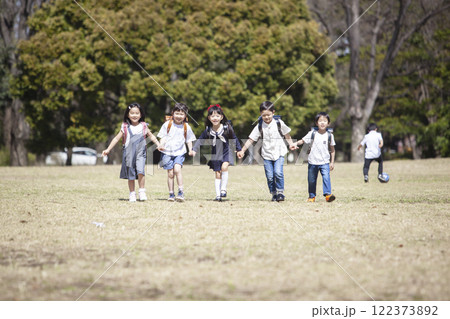 通学する1年生5人 122373892