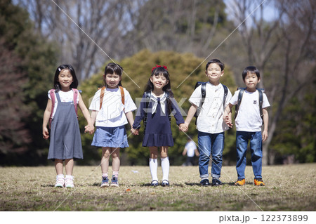 通学する1年生5人 122373899