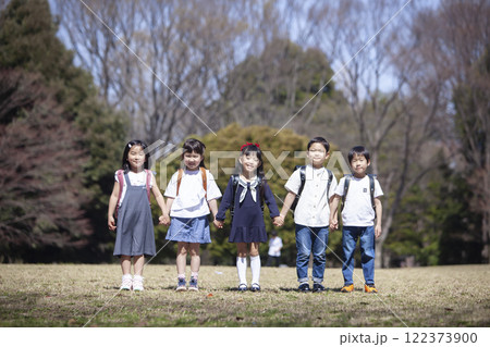 通学する1年生5人 122373900