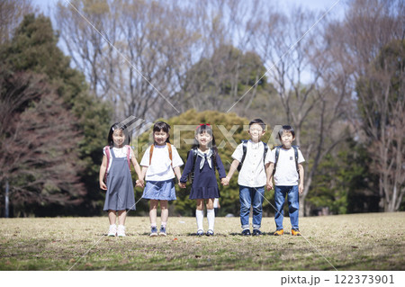 通学する1年生5人 通学する1年生5人 122373901
