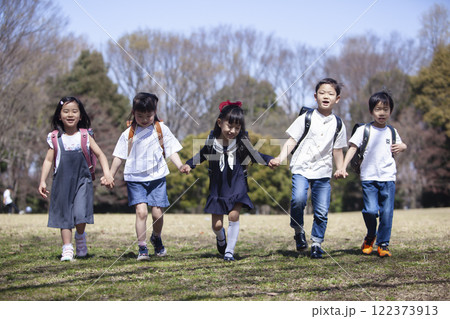通学する1年生5人 通学する1年生5人 122373913