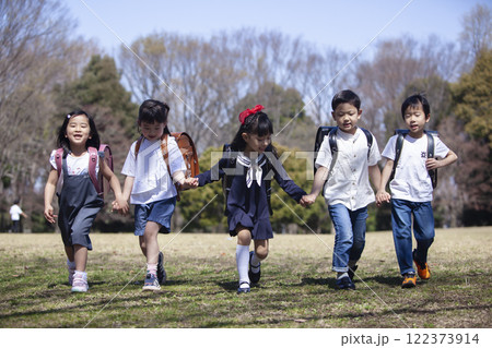 通学する1年生5人 通学する1年生5人 122373914