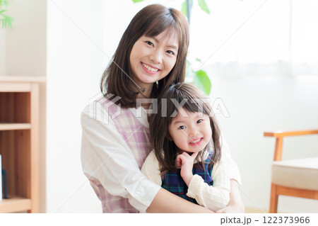 保育士と女の子のポートレート 保育士と女の子のポートレート 122373966