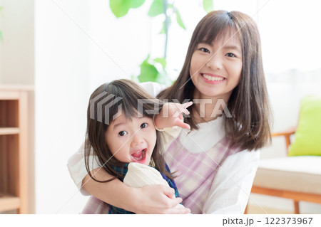 保育士と女の子のポートレート 保育士と女の子のポートレート 122373967